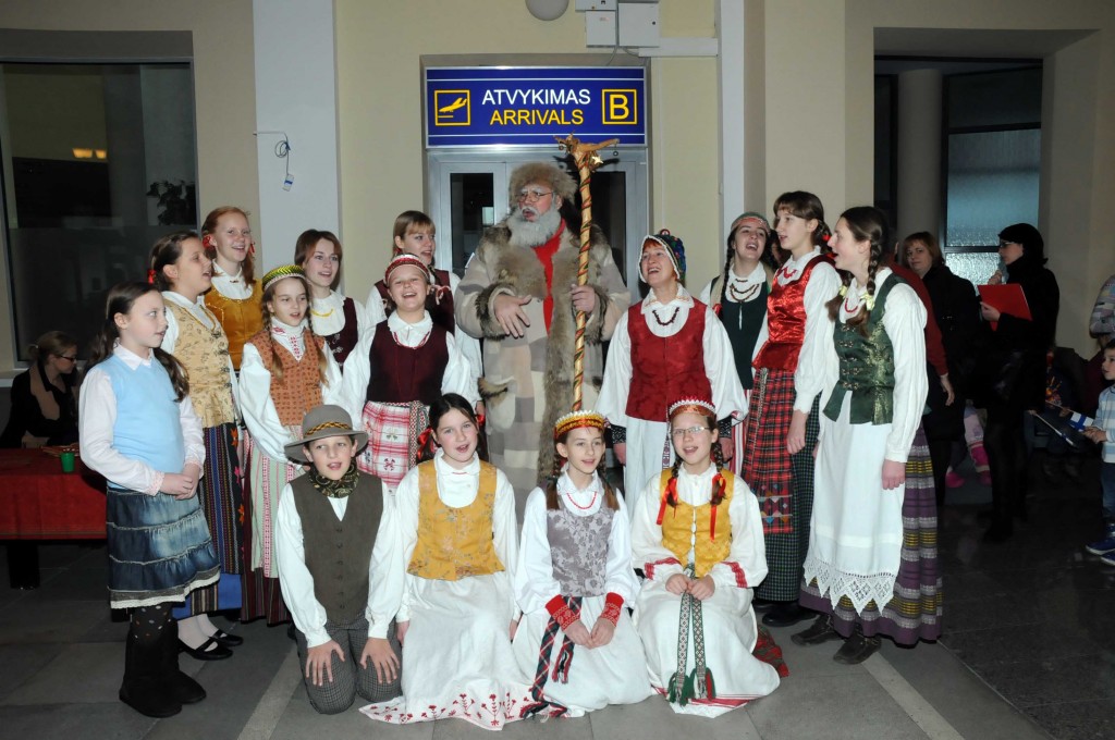 Senelis Kalėda Vilniaus aerouoste dainuoja kartu su vaikų folkloro ansambliu „Dolija“ (vadovė Vilija Vatkienė). 2009 m.