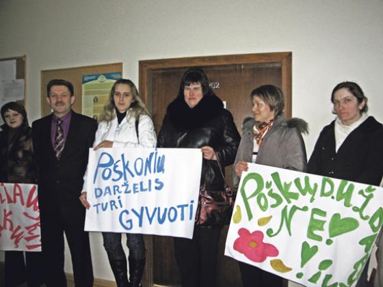 Poškonių vaikų motinos pasipiktinusios Šalčininkų rajono savivale, 2009 m., N.Balčiūnienės nuotr.