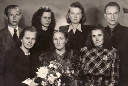 Pranė Dundulienė su I-ąja studentų etnografų laida 1950 m.