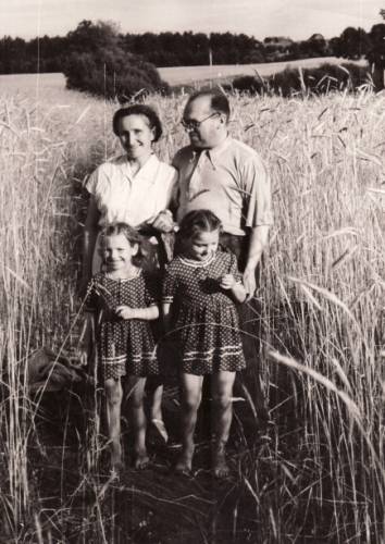 Profesorė Pranė Dundulienė ir Bronius Dundulis su dukterimis Ieva ir Daiva