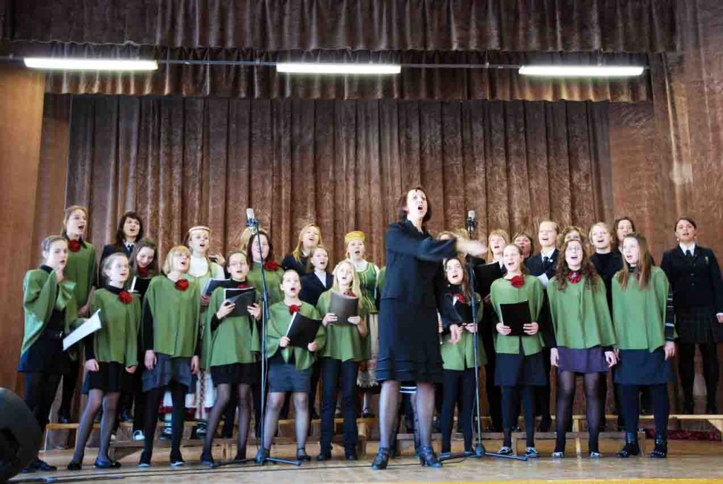 Širvintų Lauryno Stuokos-Gucevičiaus gimnazijos choras pažėrė tautinių dainų popuri