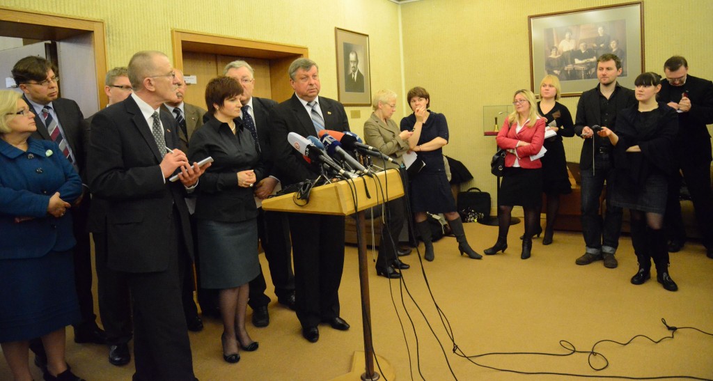 Derybų pertraukos metu Lietuvos ir Lenkijos parlamentinės asamblėjos darbo grupės atstovai  turėjo atsakyti į nemažai žiniasklaidos klausimų. 