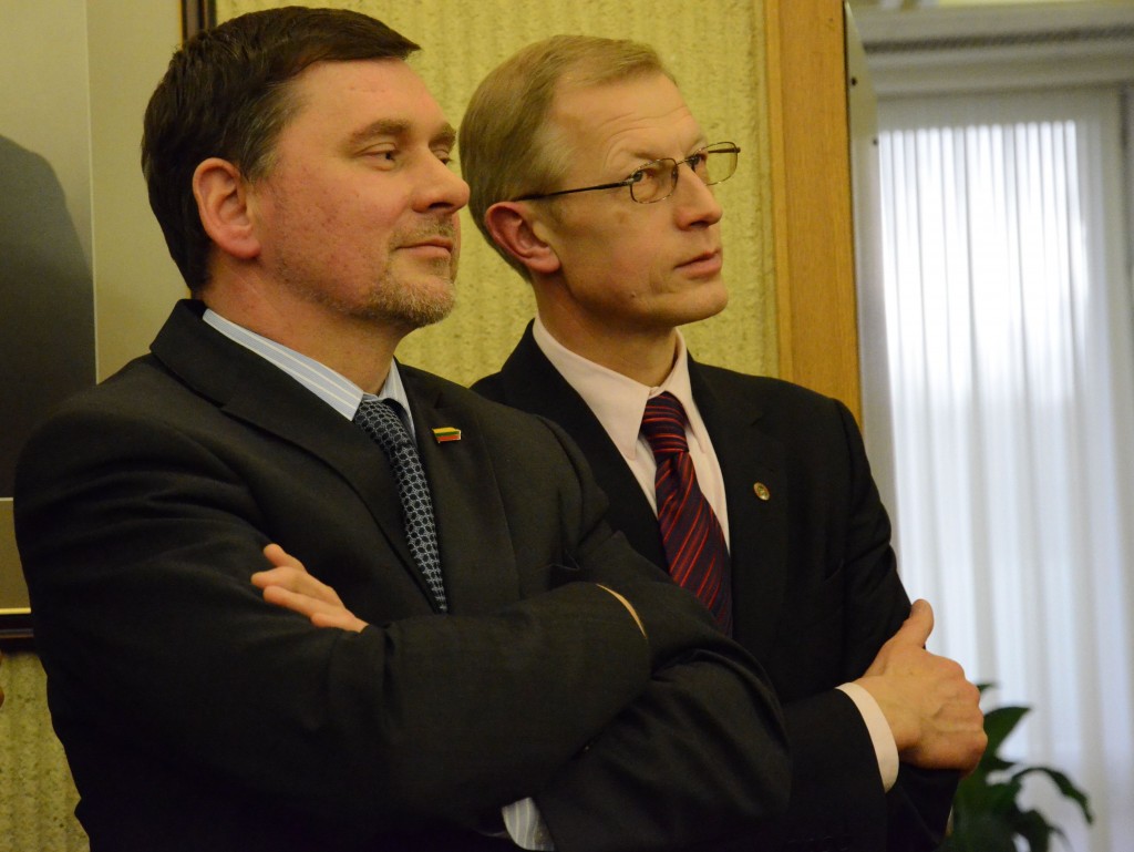 Lenkijos pusės argumentų atidžiai klausėsi(iš kairės) V.Stundys, Seimo Švietimo, mokslo ir kultūros komiteto pirmininkas ir A.Kašėta, Seimo pirmininkės pavaduotojas, Lietuvos parlamentinės delegacijos vadovas. 