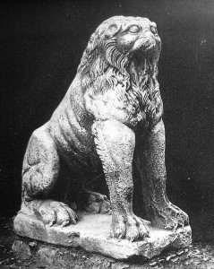 Liūto skulptūra iš Didžiųjų rūmų ansamblio