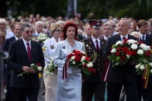 Latvijos Prezidentas su žmona padeda gėles prie laisvės paminklo | 21augusts.lv nuotr.