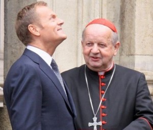 Donaldas Tuskas ir Krokuvos metropolitas kardinolas Stanislavas Dzivišas | PAP/P.Supernako nuotr.
