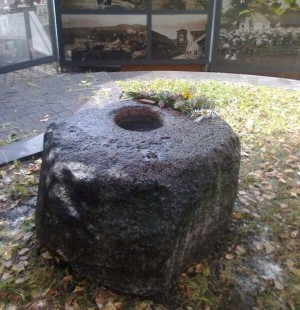 Dubenuotas akmuo legendinės Ragučio šventyklos vietoje Vilniuje
