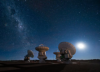 Radioteleskopai naktį. ESO nuotr.