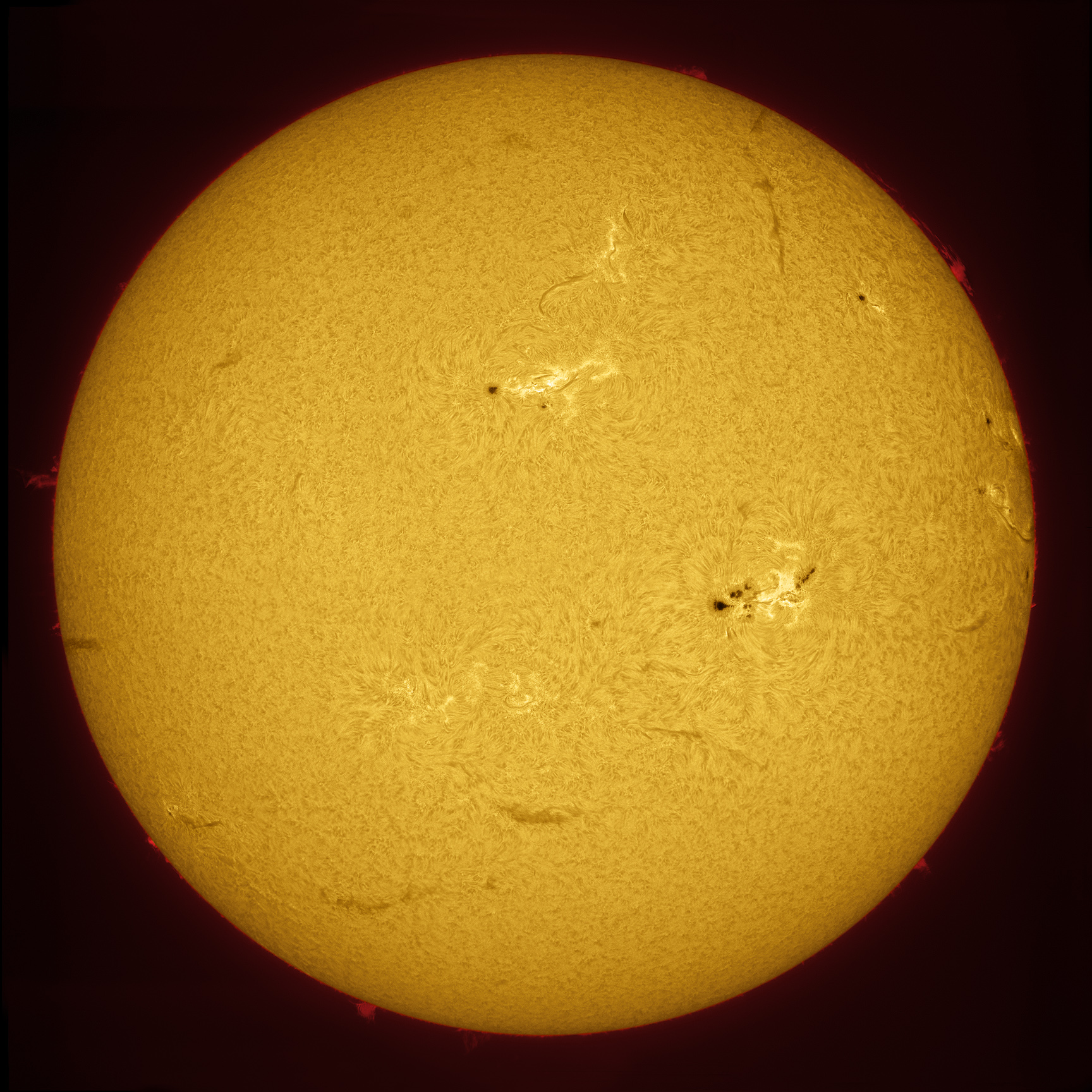 Saulės dėmė AR1339 matoma šiek tiek dešiniau nuo centro