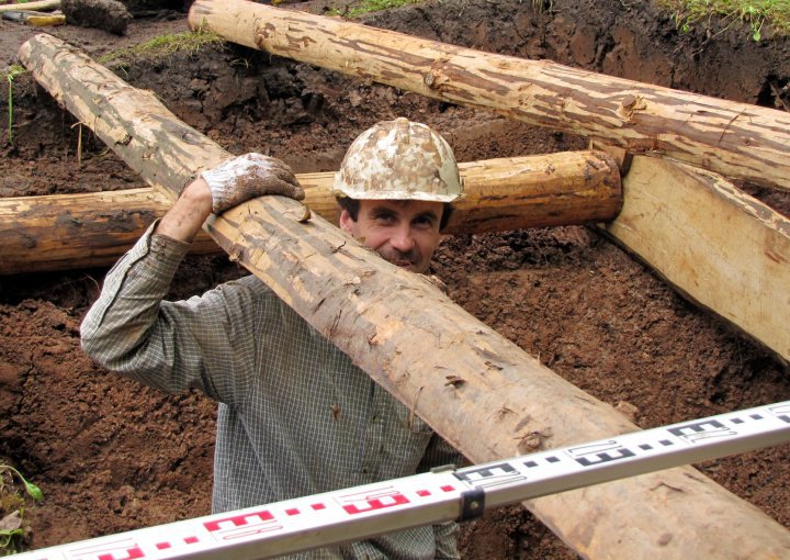 Vikintas Vaitkevičius. Atokvėpio akimirka archeologinių tyrimų metu. Daugėliškių miško ekspedicija, 2010 m. | Feisbuko nuotr.