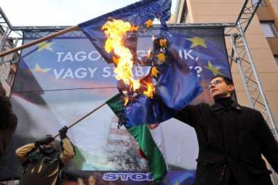 Demonstrantai degina ES vėliavą | theworldreporter.com nuotr.