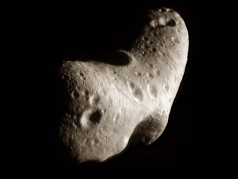  Kosminio zondo „NEAR-Shoemaker“ 2000 m. vasario mėn. nufotografuotas asteroidas 433 Eros. NASA nuotr.