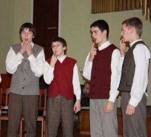 Skudučiuoja Salamiesčio pagrindinės mokyklos folkloro ansamblio „Vijūnytė“ vaikinai | Aušrelės Jonušytės nuotr.