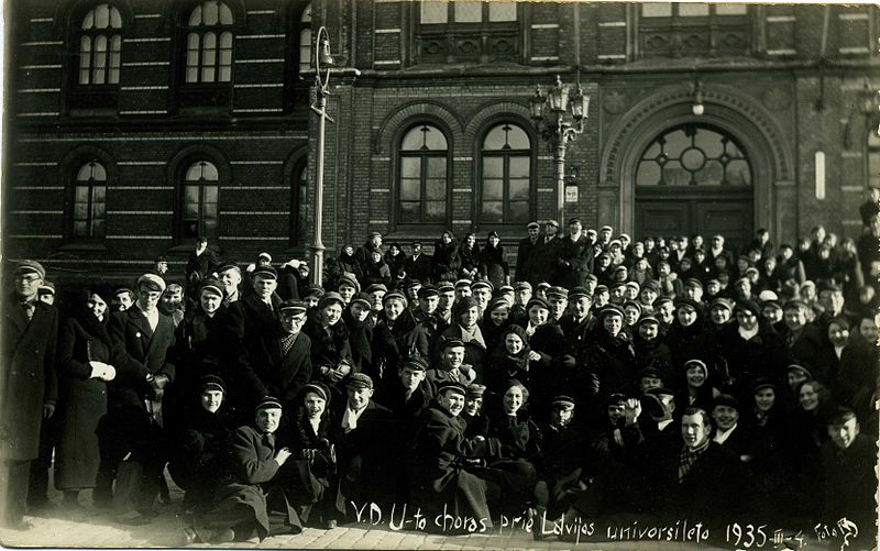 Vytauto Didžiojo universiteto choras prie Latvijos universiteto 1935 metų kovo 4 dieną.