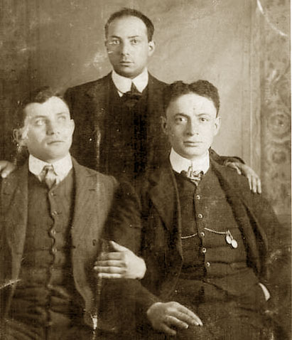 Eliezeras Gilinskis (d.) kartu su broliais Leviu (k.) ir Dovydu (užnugaryje). Šeimos fotografija, daryta Cardiff, Wales, 1912 m.