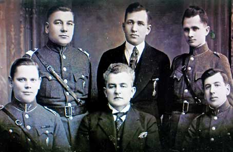 K. Nekvedavičius (sėdi centre) tarp šaulių 1939 m.