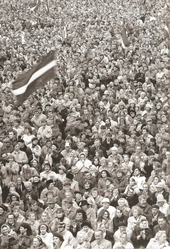 Žmonių jūra Daugavos krantinėje po Latvijos Nepriklausomybės Deklaracijos paskelbimo.