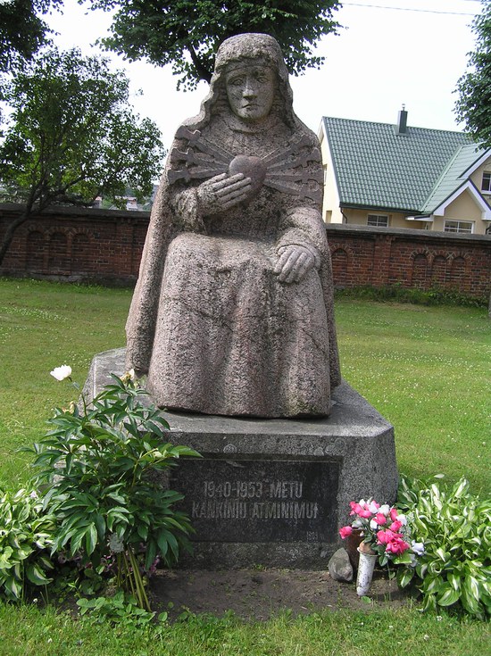 A.Vaškio skulptūra Plungės bažnyčios šventoriuje