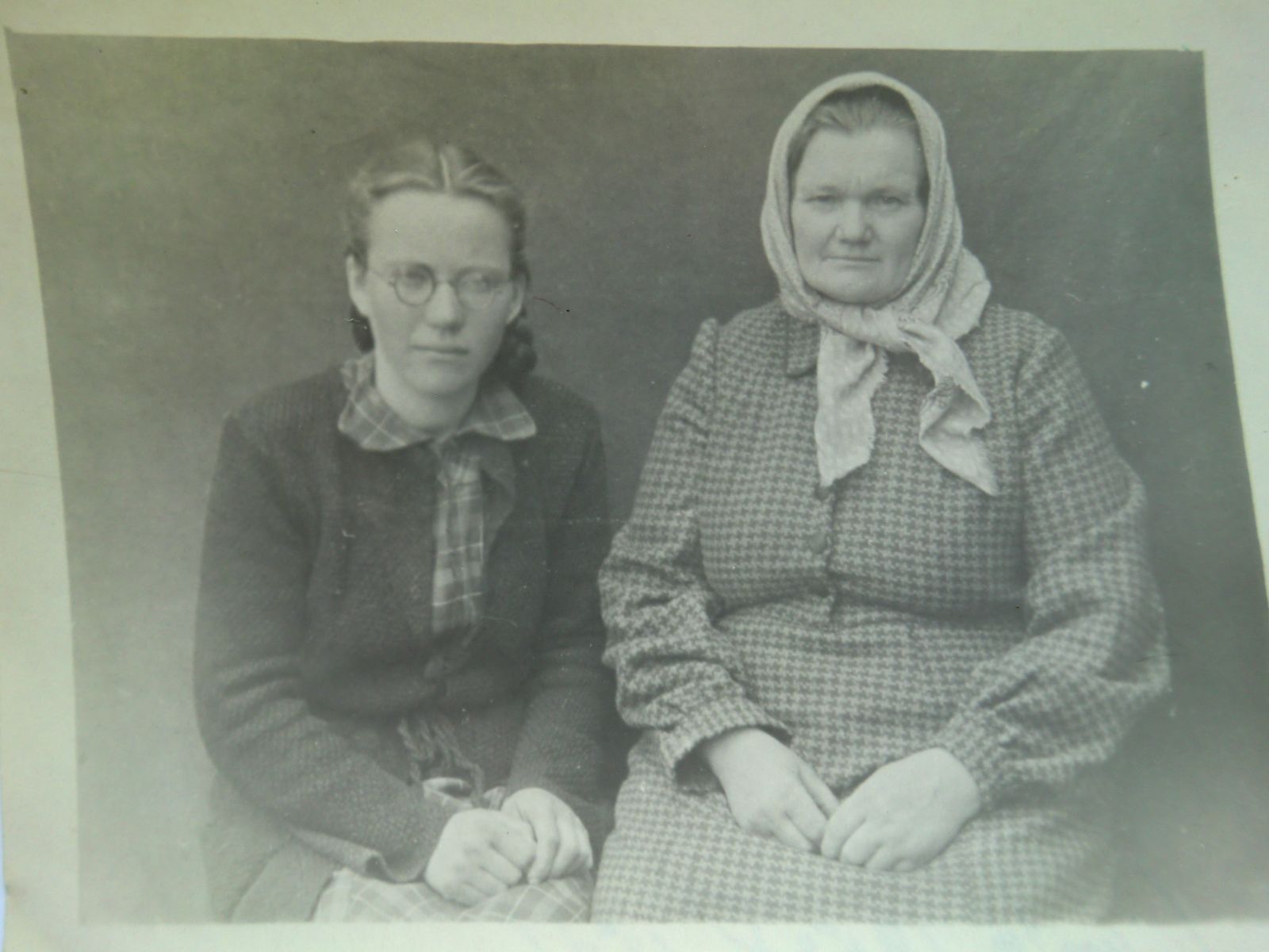 Elenutė (kairėje) su mama Ona Voguliene pakeliui į Intą (1953 m. gegužės 15 d.)