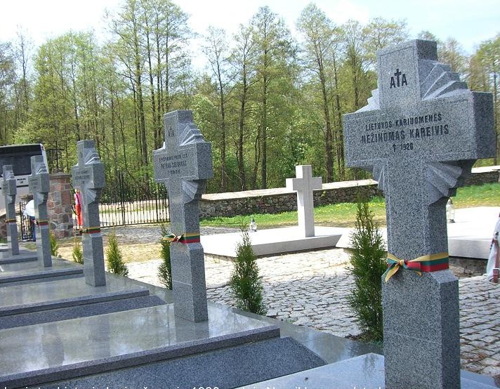 Berznykų kapinės. Lietuvių karių, žuvusių 1920 m. Nepriklausomybės kovose su lenkais, antkapiniai ryžiai-saulutės