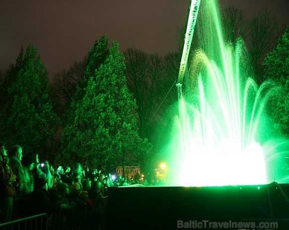 Festivalis „Šviečia Ryga“ 2011m. Muzikinis šviesų fontanas Vėrmanės parke | BalticTravelnews.com nuotr.