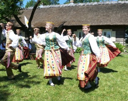 Zanavykai paminėjo 40-ąją Kalbos šventę prie Jono Jablonskio muziejaus Rygiškiuose Šakių r.(2012 06 16) G.Zemlicko nuotr.