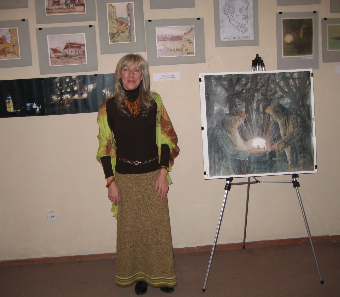 Marija Valentina Raulusevičiūtė - Loginova prie parodos, skirtos Čiurlioniui ir Dobužinskiui stendų Simferopolio etnografijios muziejuje