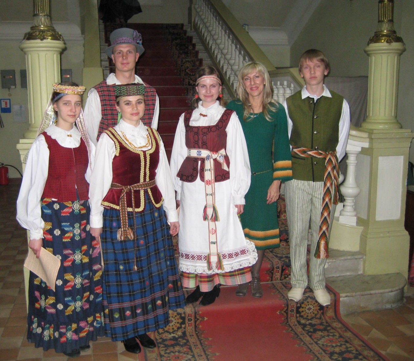 Lietuvos kultūros dienos Simferopolio dailės muziejuje (antra iš dešinės - Valentina Loginova)
