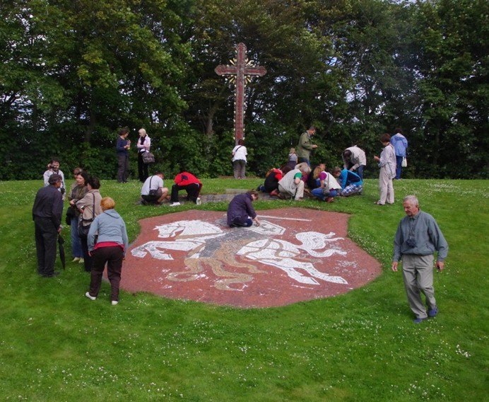 Lietuvos pabėgėliai aikštelėje ant žemės iš sutrupintų plytų gabalėlių buvo sudėlioję Vyčio ženklą.