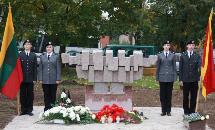Prie atidengto paminklo - Generolo P.Plechavičiaus jaunojo kario mokyklos mokiniai