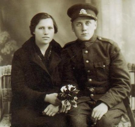 Knygnešių Bružų giminaitė Petronėlė Bružaitė su vyru Lietuvos kariuomenės kareiviu Juozu Ambrožėjumi. 1933 m. Tauragė