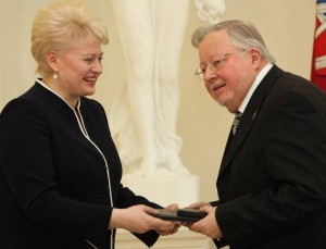 D.Grybauskaitė sveikina prof. V.Landsbergį | lrp.lt nuotr.