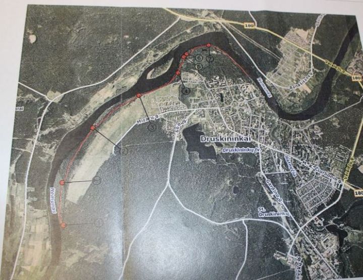 Raudona linija pažymėtas būsimasis dviračių takas ir dviračių tako poilsio ir apžiūros aikštelės | Druskininkų miesto savivaldybės nuotr.