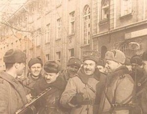 A.Sniečkus (kairėje) tarp 16-osios divizijos karių. Klaipėda, 1945.01.28 d. | runivers.ru nuotr.
