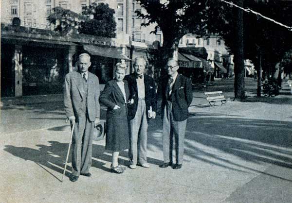 Rašytojas Jurgis Savickas, Bronė Klimienė, ministras Eduardas Turauskas ir ministras Petras Klimas. Cannes pajūrio kurorte, Prancūzijoje, 1942 m. Iš žurnalo „Lietuvių dienos“, Los Angeles, 1964 m. vasaris | asm. Ž.Šerno nuotr.