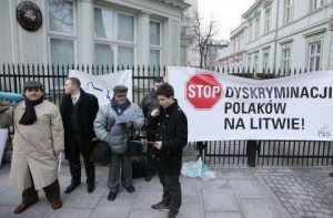 Lenkai protestuoja prie Lietuvos ambasados Varsuvoje (PAP nuotr.)