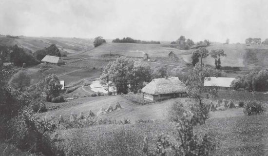 Netoli Ariogalos, ant Dubysos kranto, stūkso Birutkalnis (XX a. pradžios L.Kšivickio nuotrauka) | piliakalniai.lt nuotr.
