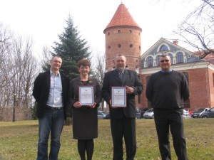 Diplomai – Panemunių regioninio parko direktoriaus V.Ganusausko ir Varnių regioninio parko direktorės I.Zimblienės rankose.