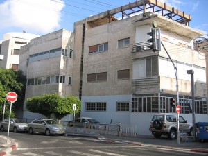 Tel Avivo LGBT nepilnamečių centras Bar Noar įskūrė šiame pastate Nachmani gatvėje