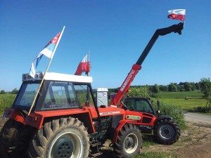 Sunkiąja technika Lenkijos ūkininkai blokuoja kelią „Ševronui“ į savo žemes