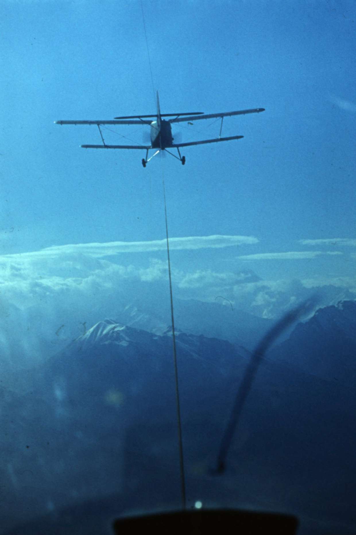 AN2 lėktuvas traukia sklandytuvą į Kaukazo kalnus