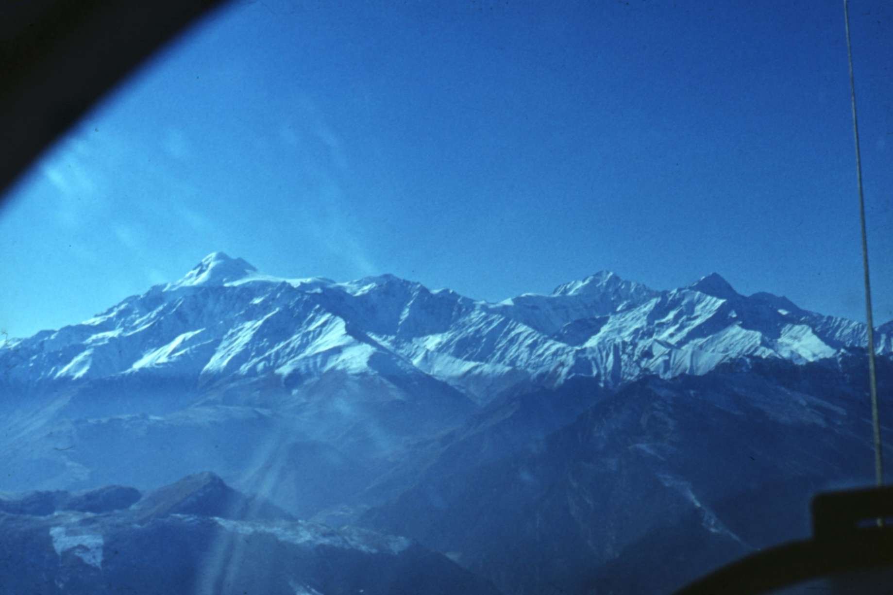 Dvigalvio Kazbeko kalnas (kairėje, toli)