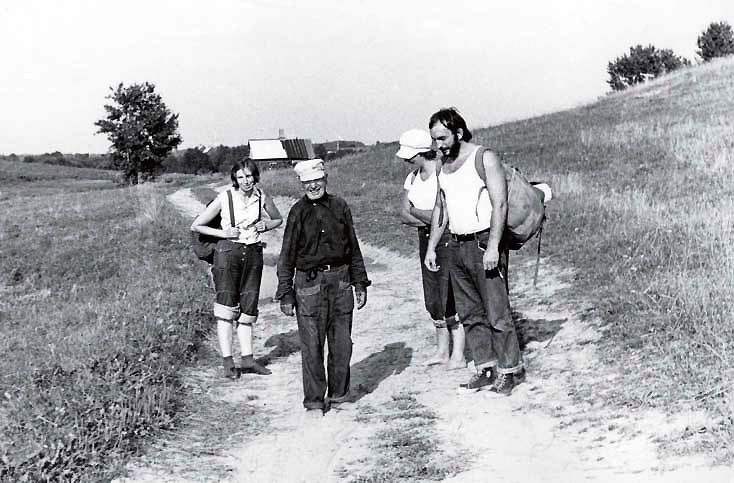 Su Kriūkų kaimo šviesuoliu Krapanu, kairėje - Gema Bagdonavičiūtė, dešinėje - Algirdas Patackas, 7 dešimtmetis | Nuotrauka iš asmeninio archyvo. 