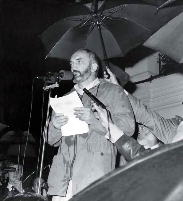 1988 m. Sajūdžio mitingas Kauno rotušės aikštėje, kalba A.Patackas | Nuotrauka iš asmeninio archyvo. 