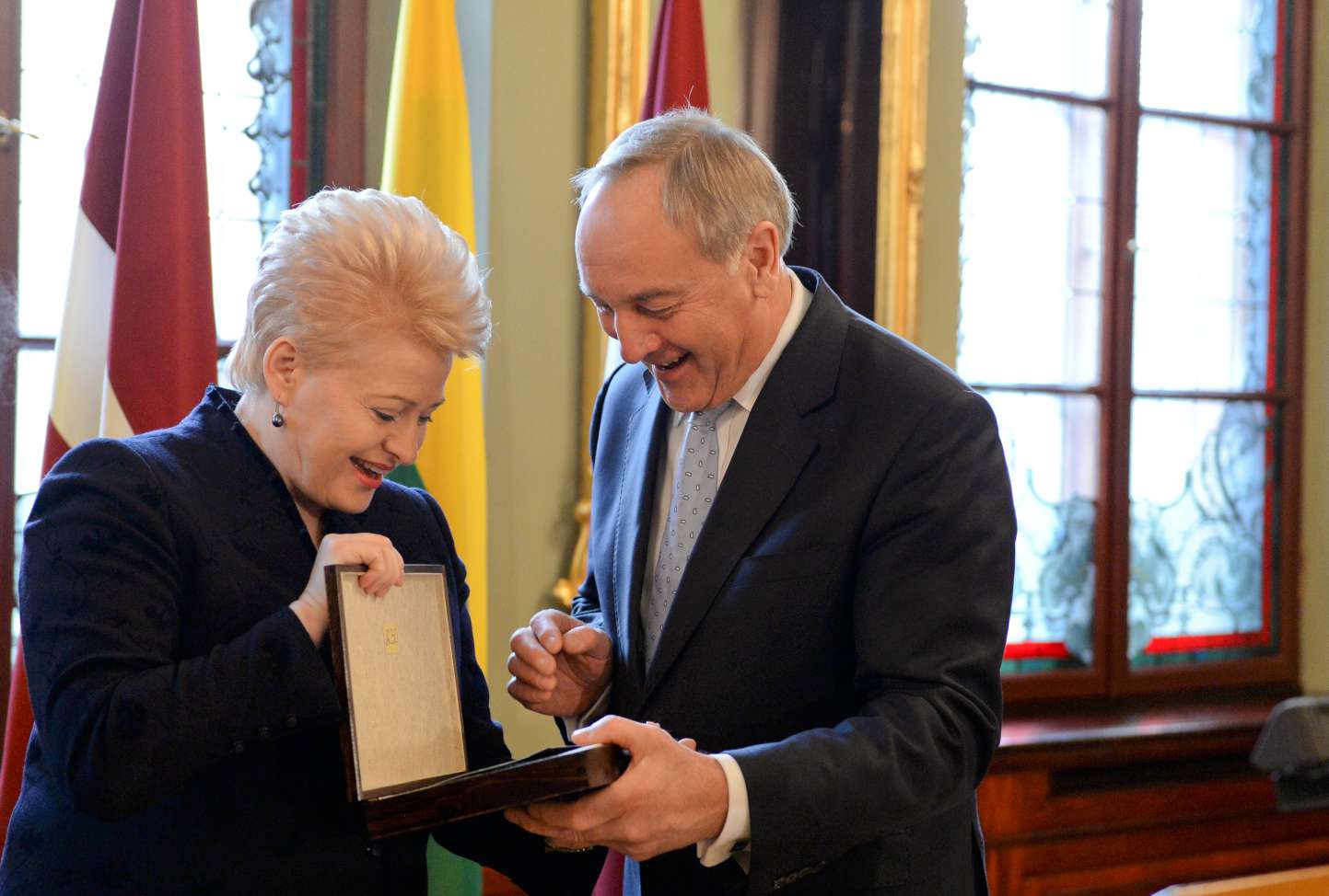 Prezidentė D.Grybauskaitė Latvijos vadovui padovanojo 1818 m. išleistos jo poemos „Metai“ faksimilę | lrp.lt nuotr.