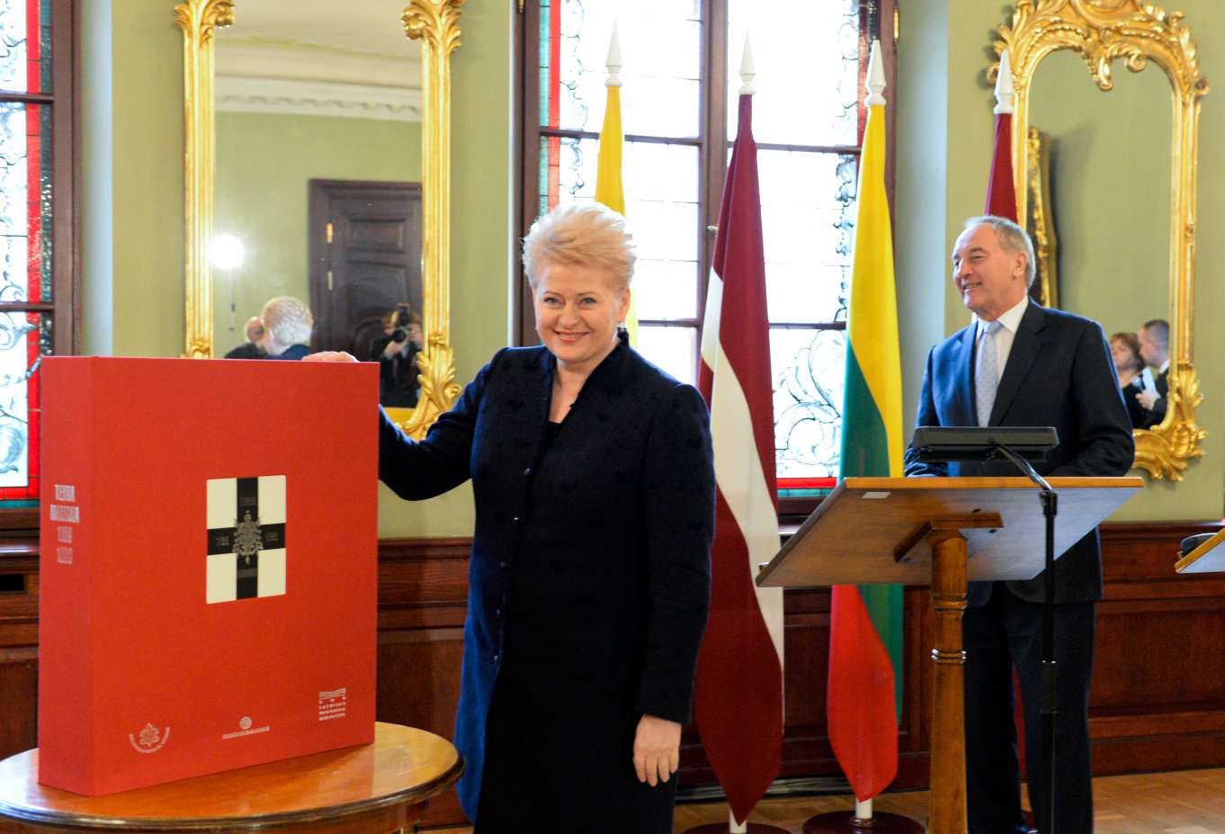 Prezidentas A. Bėrzinis Lietuvos vadovei įteikė istorinio albumo apie Baltijos tautų tarpusavio ryšius „Terra Mariana“ faksimilinę kopiją | lrp.lt nuotr.