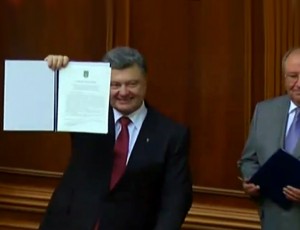 Ukrainos prezidentas Petro Porošenko su ratifikuota sutartimi | stopkadras