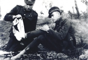 Dainavos apygardos partizanas Feliksas Daugirdas-Šarūnas bintuoja koją bendražygiui Vincui Kalantai-Nemunui (abu žuvo 1949 06 19-20) | lrs.lt nuotr.