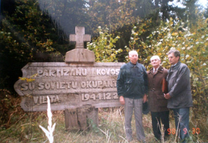 Prie Vyties kuopos partizanų žeminių Antazavės šile 1998 m.: iš kairės partizanas Pranas Namajūnas, Jonas Nemanis ir inžinierius Ildefonsas Maldauskas | asmeninė nuotr.