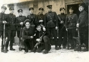 Juozas Lukša-Daumantas ir Kazimieras Pyplys-Audronis (pirmoje eilėje priklaupę) prieš žygį į Vakarus atsisveikina su Tauro apygardos partizanais. 1947 m. gruodžio 16 d. | Genocido aukų muziejaus nuotr.